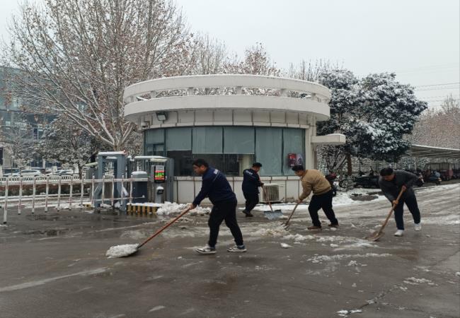 掃雪除冰我先行，冰雪更映黨旗紅
